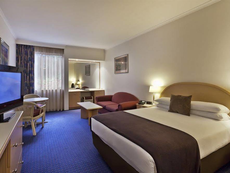 Quality Hotel Manor Mitcham Exterior photo