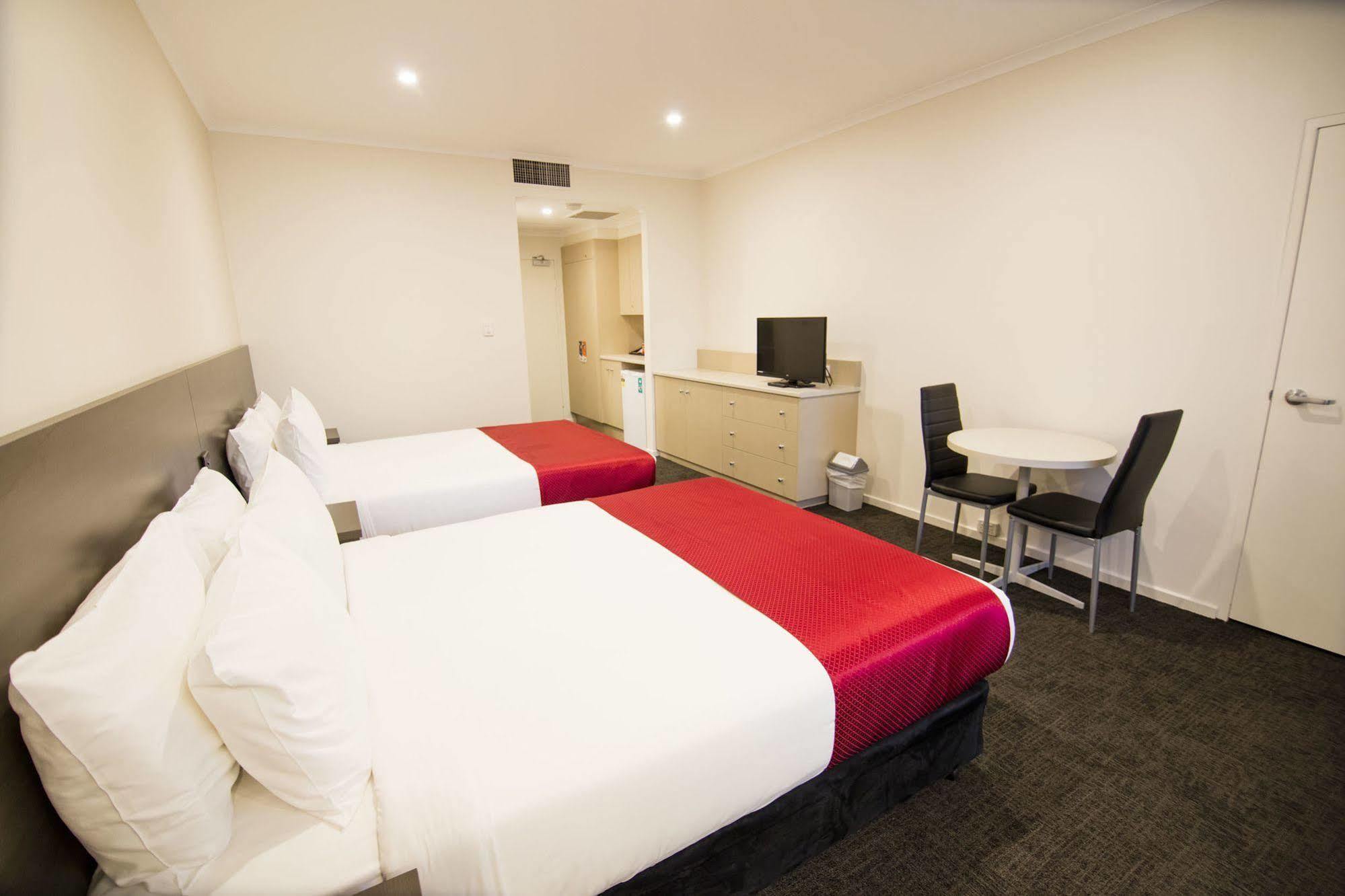 Quality Hotel Manor Mitcham Exterior photo